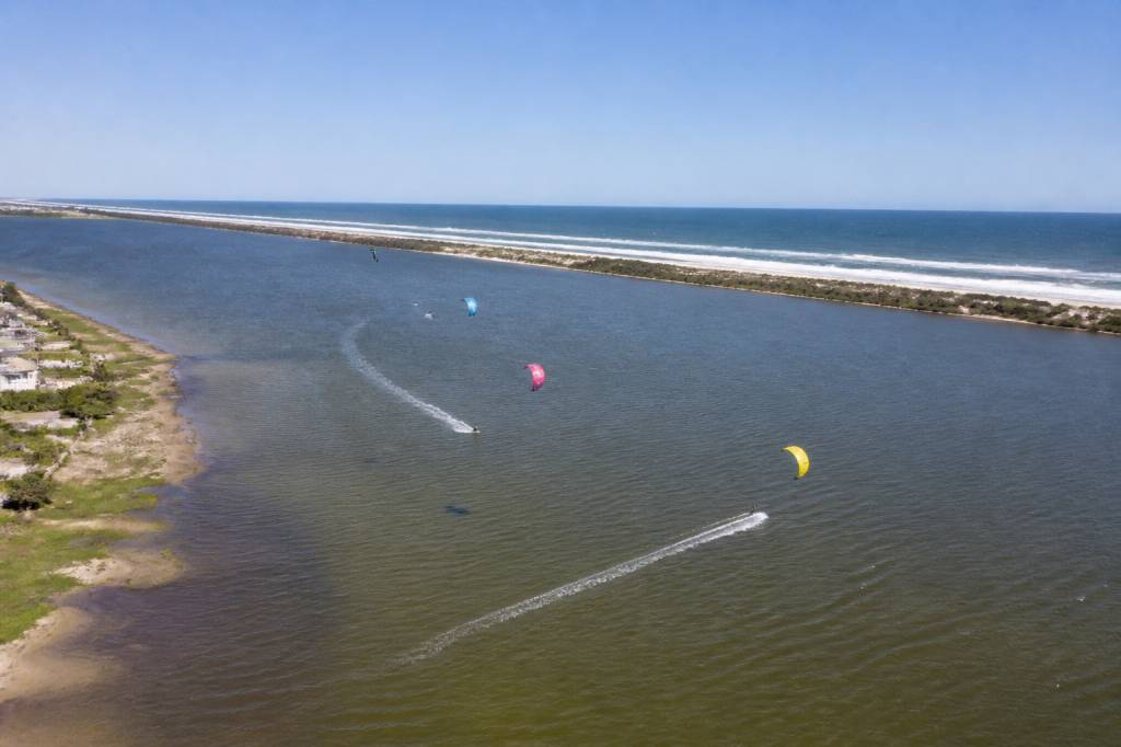 Lagoa do Armazém Tramandaí: guia completo para praticar kitesurf no Brasil